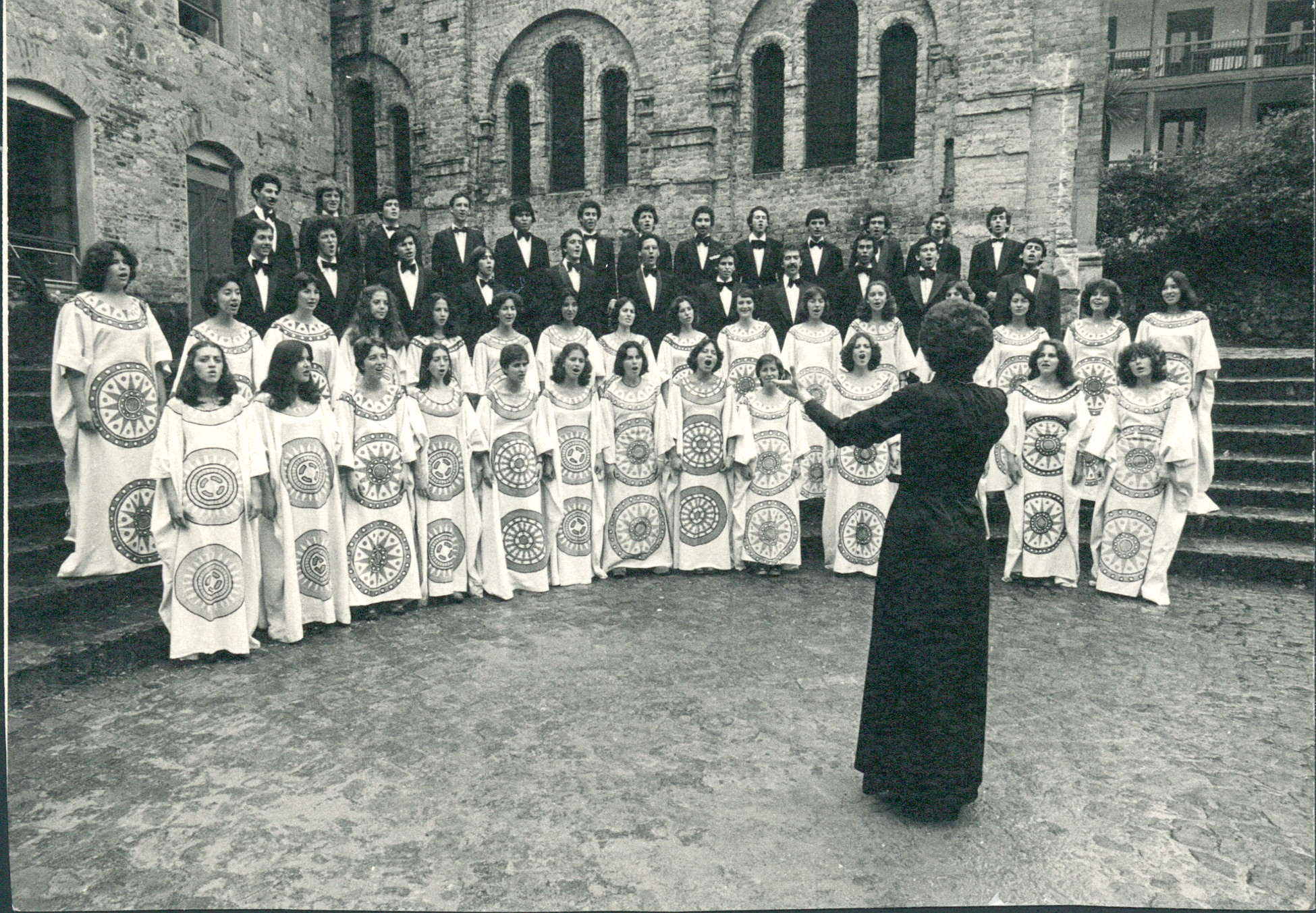 Coro de la Universidad de los Andes frente a la Capilla