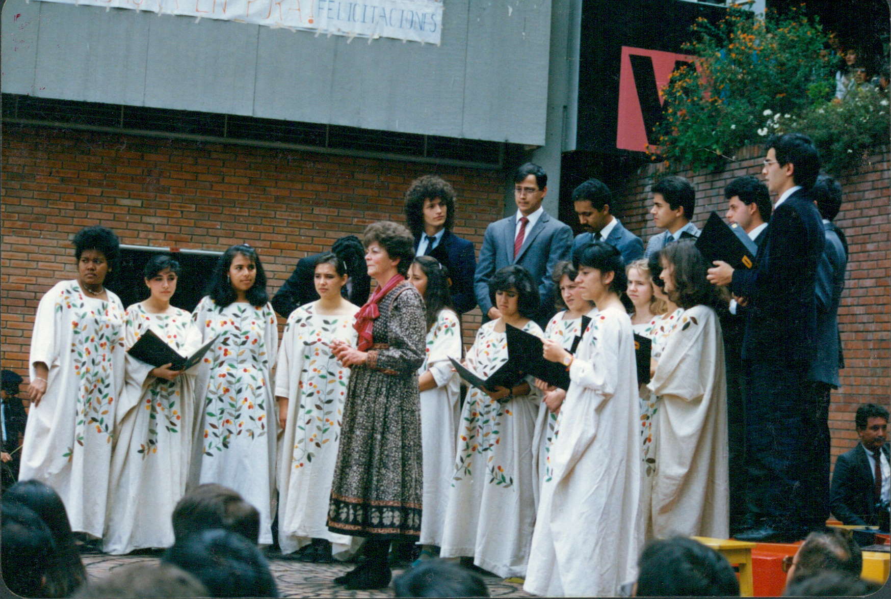 Coro en la plazoleta Lleras