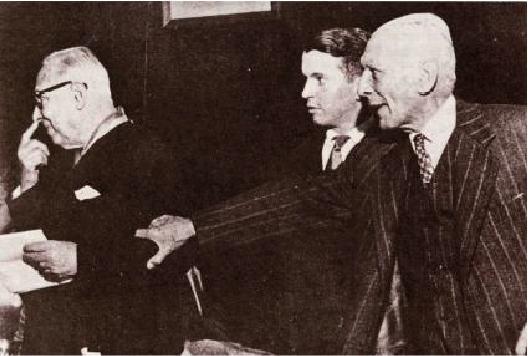 Alfonso López, Mario Laserna y Laureano Gómez en el homenaje y entrega de título Honoris Causa en la Cafetería Central de Estudiantes en la Ciudad Universitaria (Aproximación a Alfonso López. Testimonios para una biografía. Tomo II. Banco de la República, Bogotá, 1986)