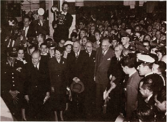 Llegada del expresidente Alfonso López Pumarejo a la Cafetería Central de Estudiantes de la Universidad Nacional. (Aproximación a Alfonso López. Testimonios para una biografía. Tomo II. Banco de la República, Bogotá. 1986)