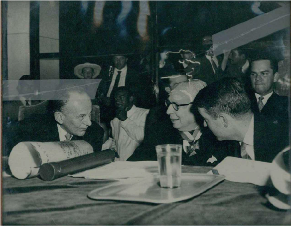 El presidente de la República Alberto Lleras, el expresidente Alfonso López y Mario Laserna dialogan animadamente en la Cafetería Central de Estudiantes de la Ciudad Universitaria