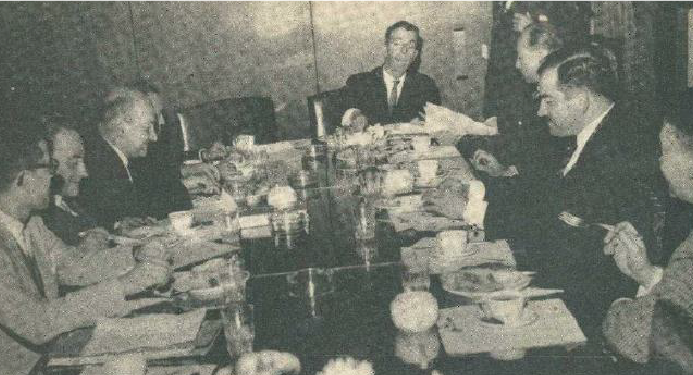 Mario Laserna (al fondo) encabezando como rector una de sus últimas reuniones de la Consiliatura en la UN. Jaime Jaramillo, Secretario General de la Universidad lo recoge en sus Memorias Intelectuales (2007)