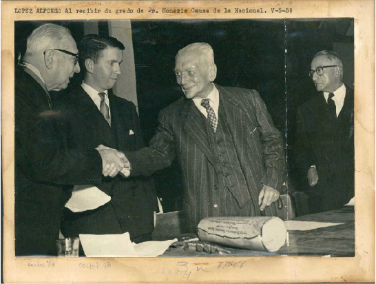 Mario Laserna junto a Laureano Goméz y Alfonso López Pumarejo (estos últimos dándose la mano)