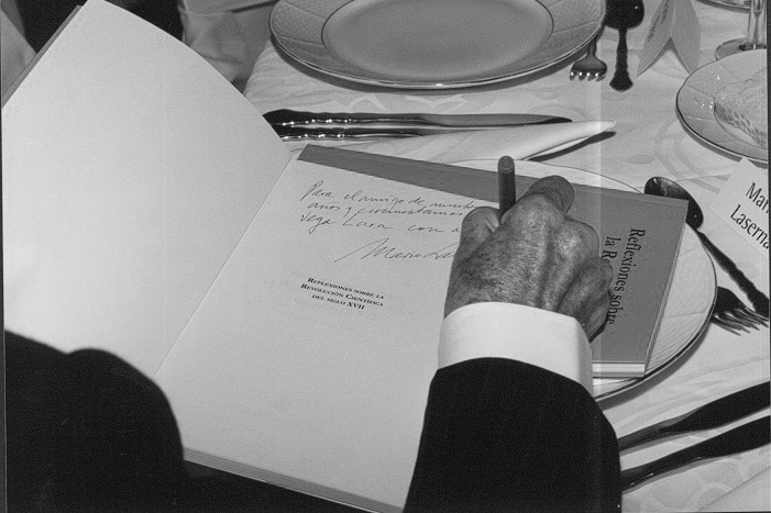 Mario Laserna escribe una dedicatoria en la portadilla de uno de los últimos libros que público (Foto: Archivo Universidad de los Andes) 