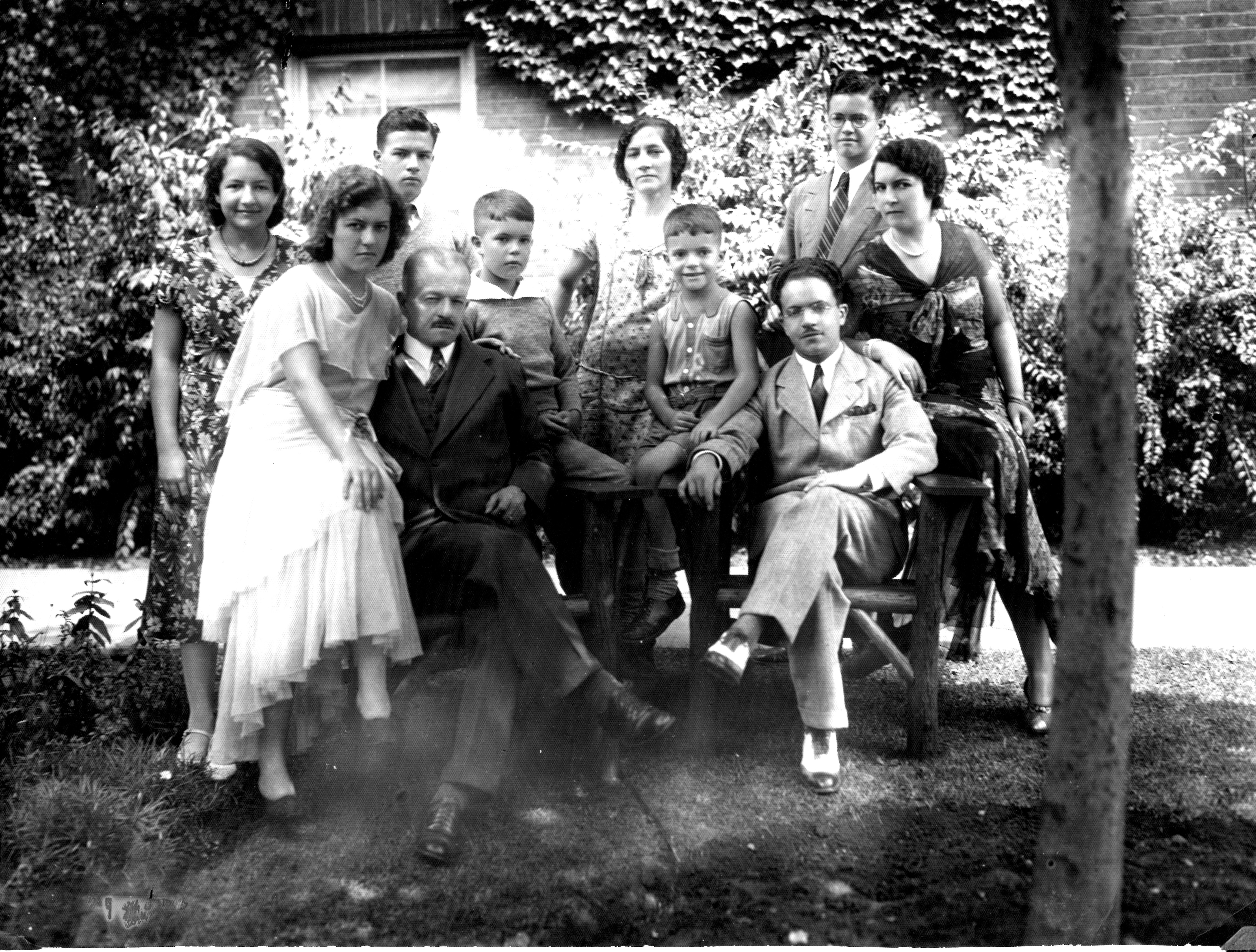 De izquierda a derecha Cecilia Laserna, Helena Laserna, Guillermo Laserna, Francisco Laserna Bravo, Jaime Laserna, Soledad Palacios, empleada de la familia; Mario Laserna, Francisco Laserna Pinzón, Alfonso Laserna y Helena Pinzón Castilla. Foto: Colección particular, Arturo Aparicio Laserna.