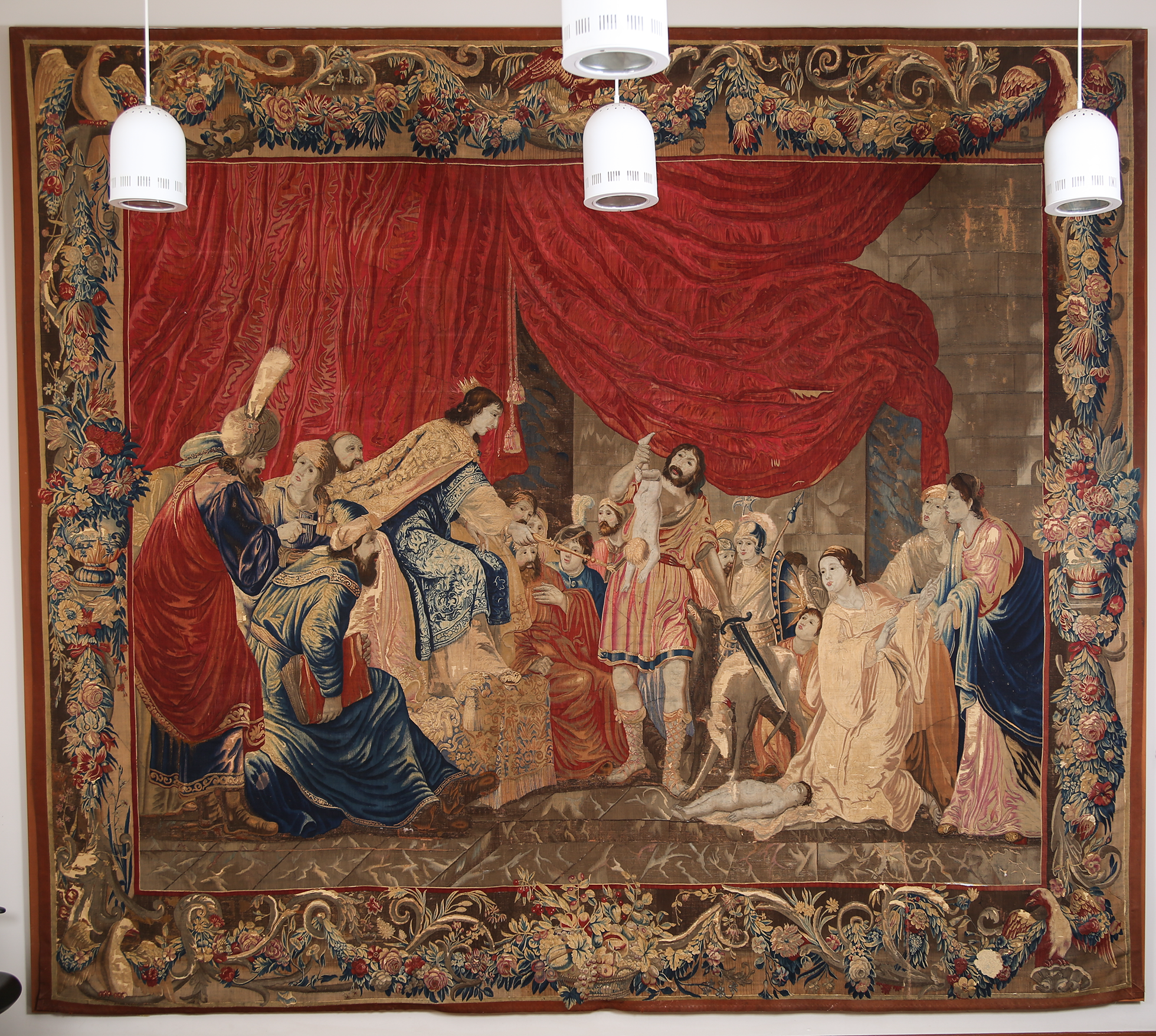 Juicio de Salomón, anónimo, siglo XVIII, tapiz de origen francés, 393 cm x 498 cm, adquirido por Mario Laserna en París durante su estancia como embajador de Colombia en Francia (1976-1979)