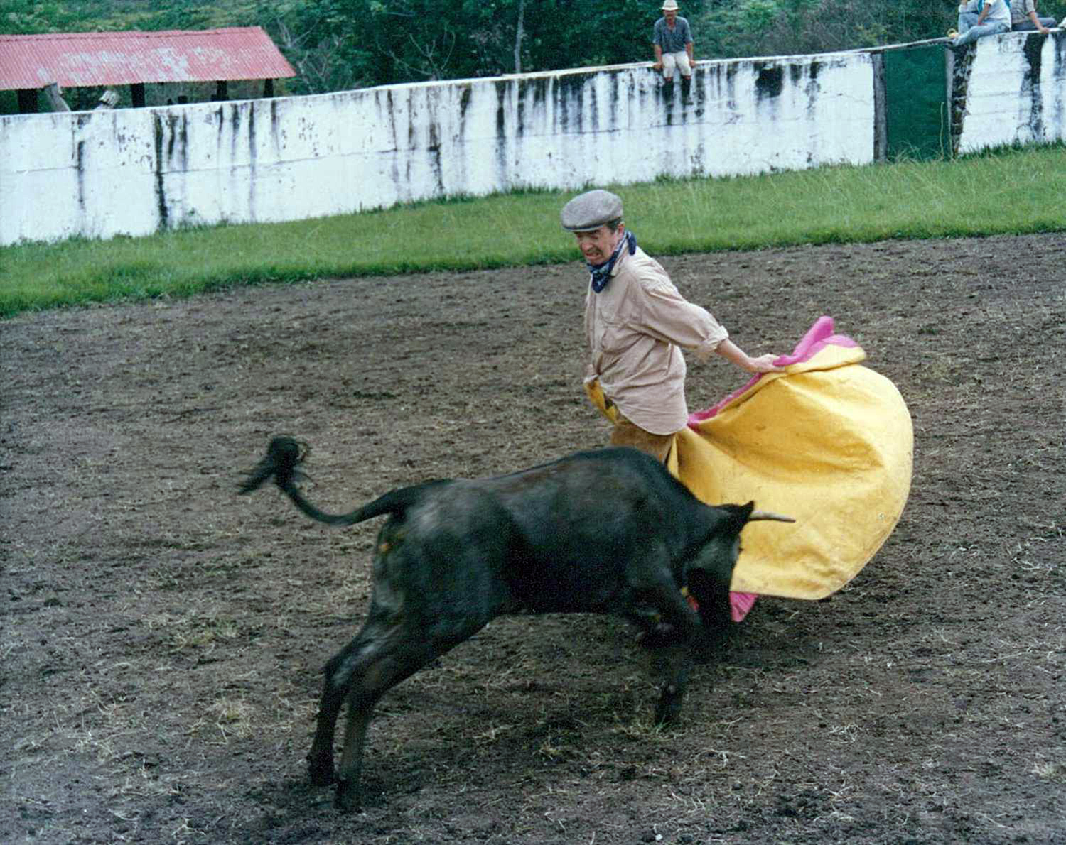 Mario Laserna toreando con sombrero y pañoleta azul