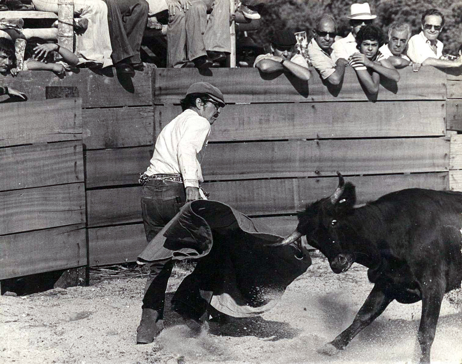 Mario Laserna toreando con sombrero blanco y negro