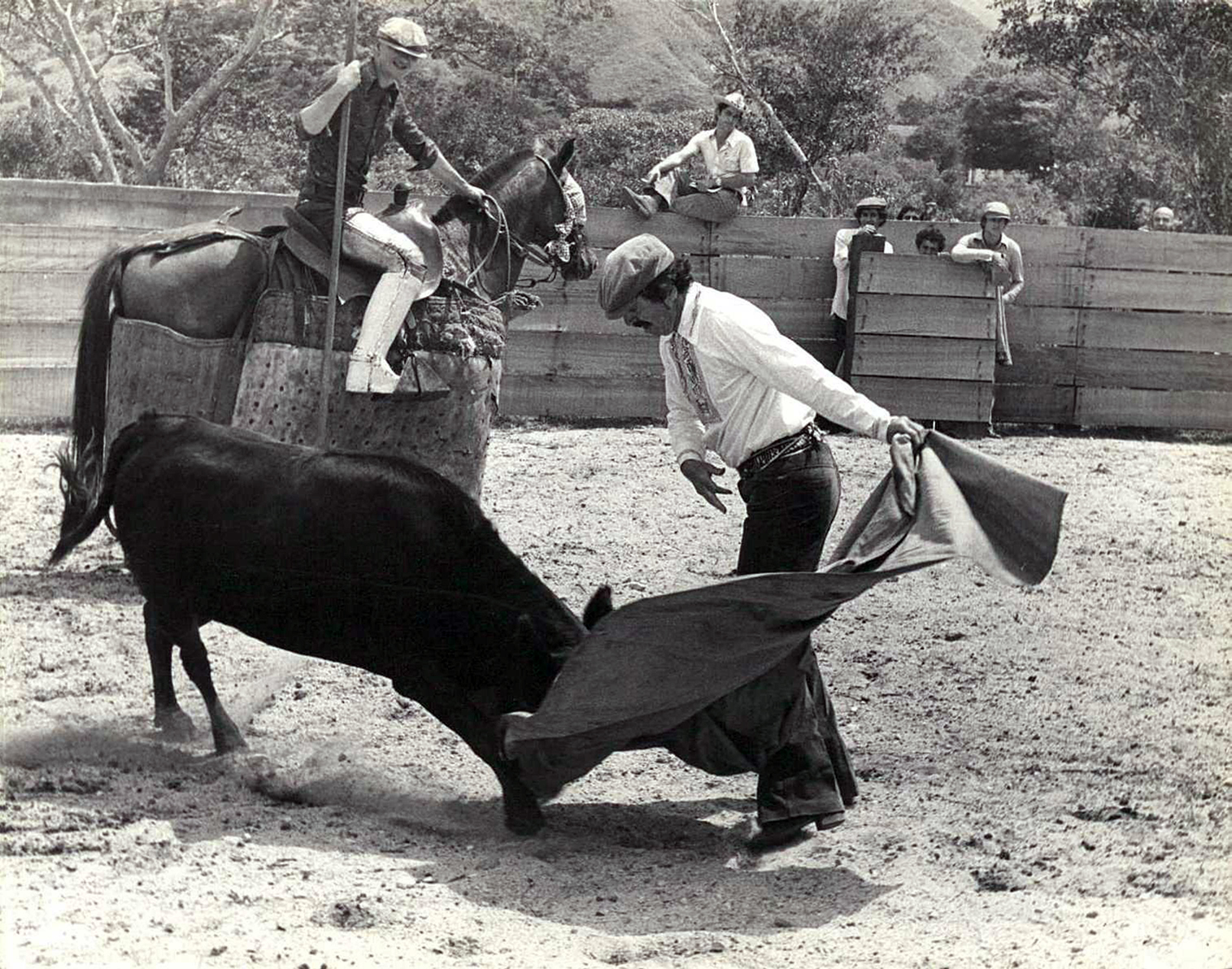 Mario Laserna toreando con sombrero blanco y negro 3
