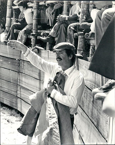  Mario Laserna con capote en mano antes de lanzarse al ruedo 1975 