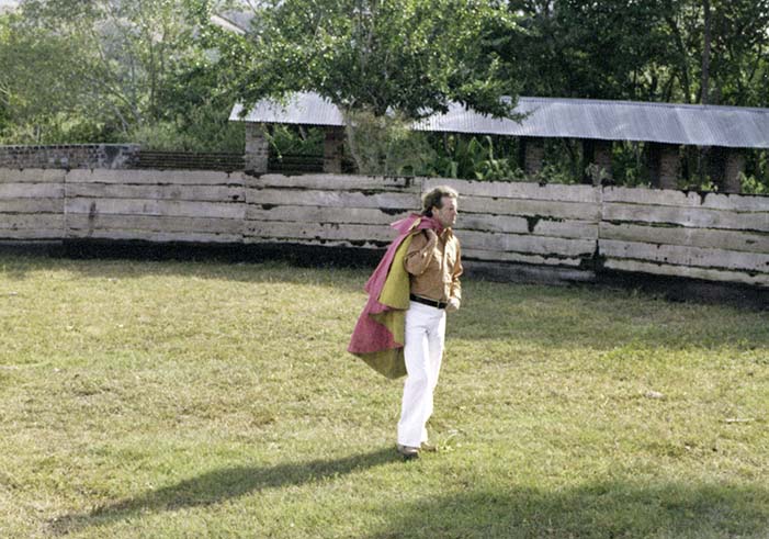 Lionel Tiger, etólogo canadiense, con un capote al hombro