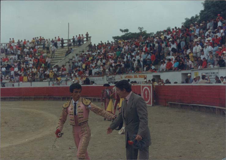 Mario Laserna conversando con torero en arena