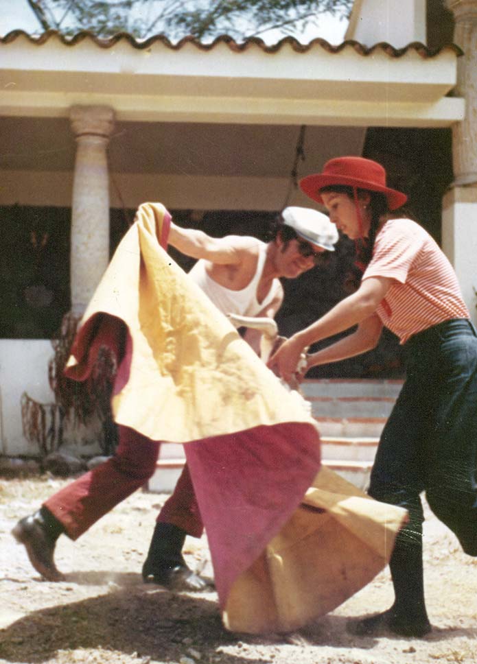 Mario y Liliana practicando toreo
