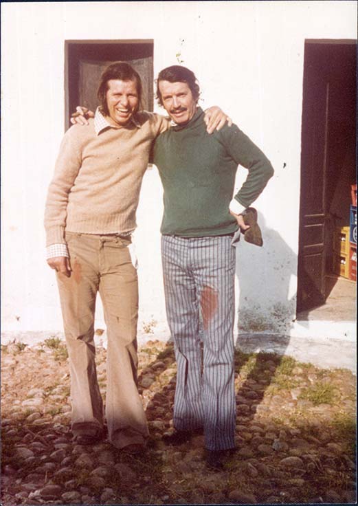 Manuel Benítez Pérez, "El Cordobés", junto con Mario Laserna luego de una tienta