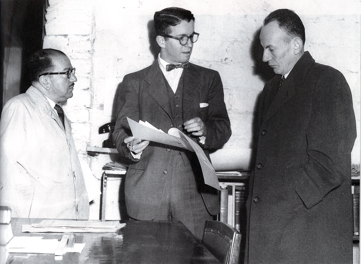 Mario Laserna mostrándole documentos a Lleras Camargo 