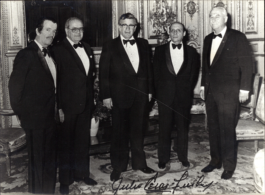 Mario Laserna, embajador de Colombia en Francia, el primer ministro francés Raymond Barré y el presidente Julio César Turbay durante la visita presidencial en Paris, 1979