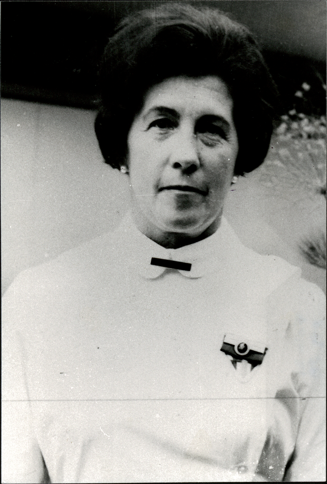 Leonor Sáenz Camacho (pariente de Mario Laserna por parte de los Pinzón. Primera colombiana en graduarse de Radcliffe College. Tuvo un papel clave en la apertura de la primera Biblioteca de Los Andes en 1949. Un año después sería nombrada oficialmente directora de la Biblioteca). Foto: Historia de la U. de los Andes. Tomo III, p. 291.   