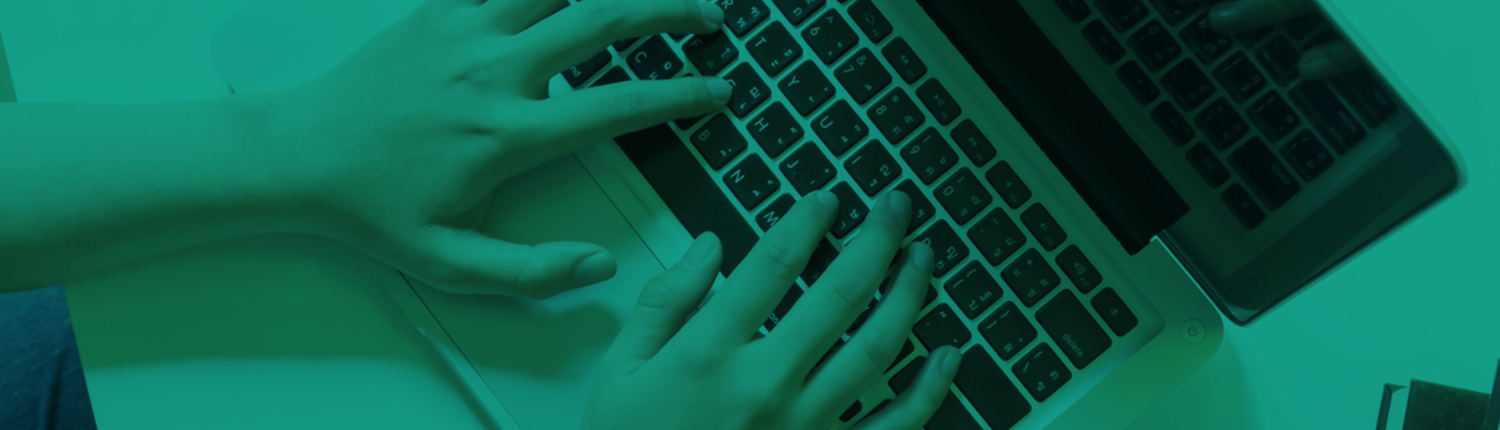 Banner con mujer tecleadon una laptop