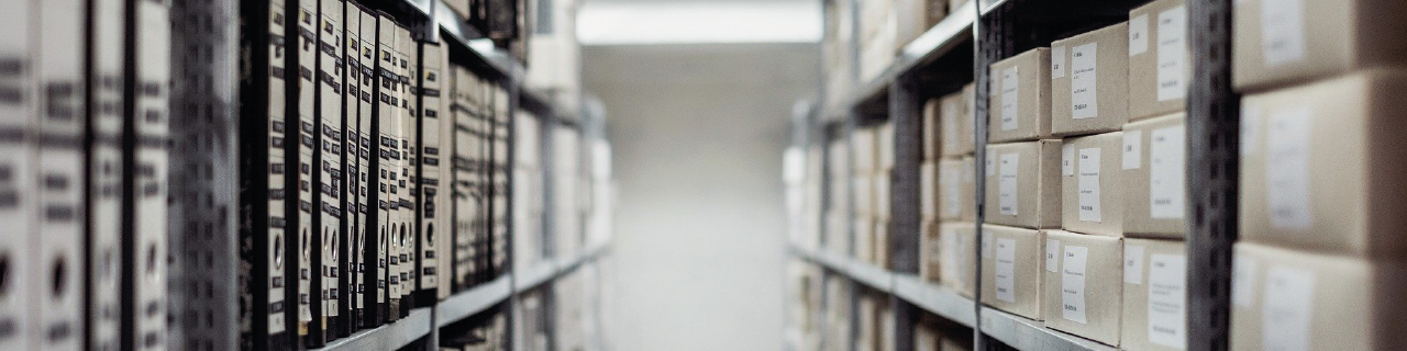 archivos en estanterías