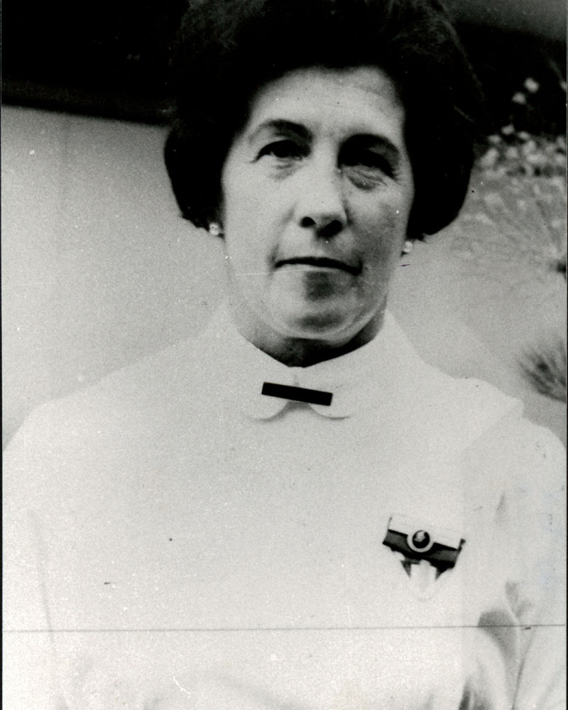 Leonor Sáenz Camacho (pariente de Mario Laserna por parte de los Pinzón. Primera colombiana en graduarse de Radcliffe College. Tuvo un papel clave en la apertura de la primera Biblioteca de Los Andes en 1949. Un año después sería nombrada oficialmente directora de la Biblioteca). Foto: Historia de la U. de los Andes. Tomo III, p. 291.   