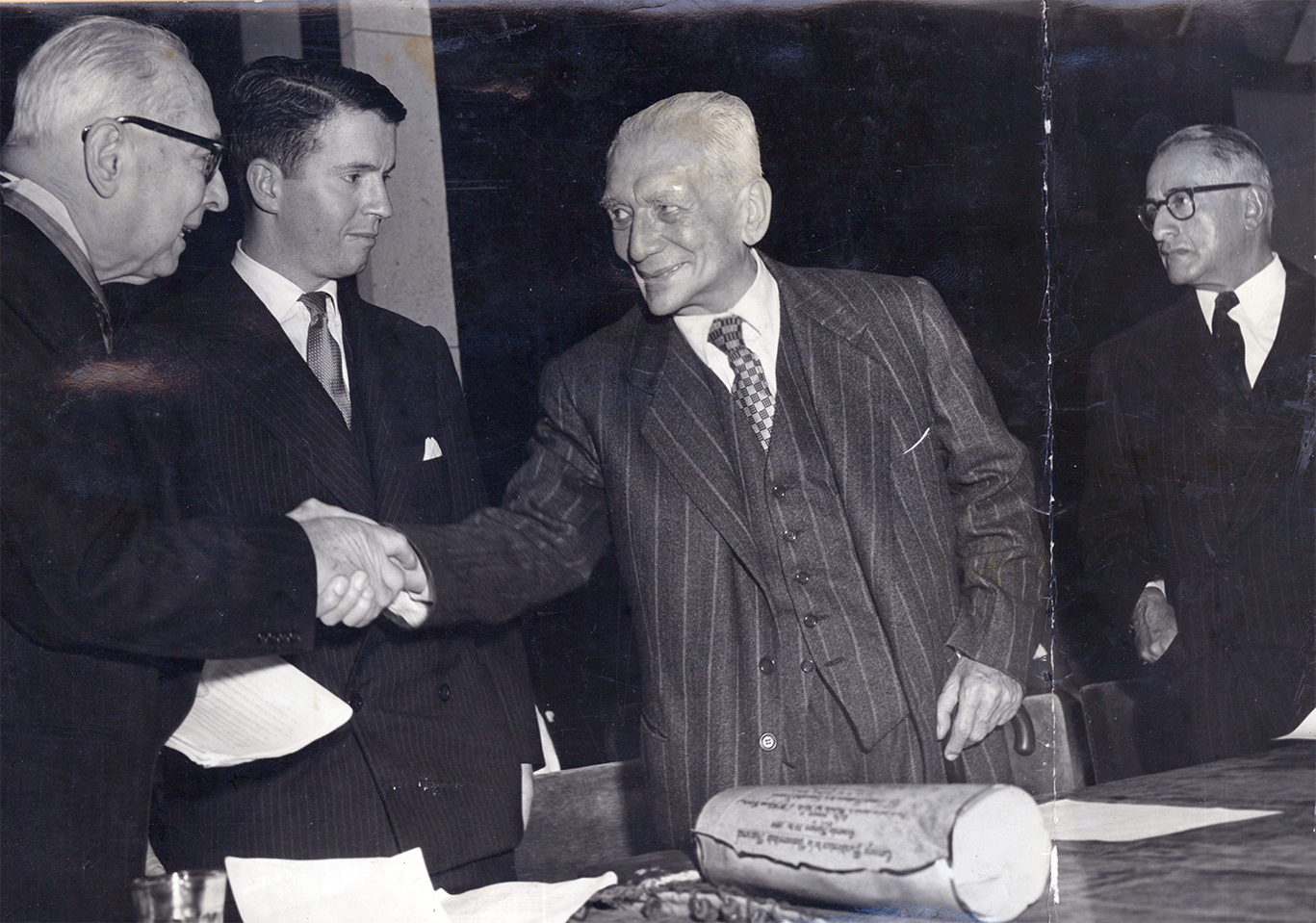 Mario Laserna junto a Laureano Goméz y Alfonso López Pumarejo (esos últimos dándose la mano)