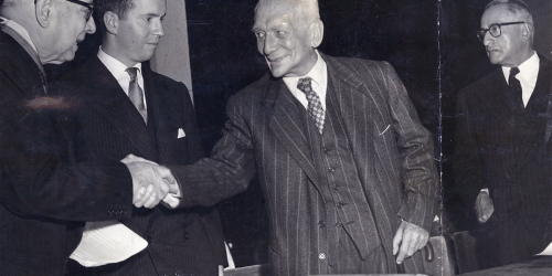 Mario Laserna junto a Laureano Goméz y Alfonso López Pumarejo (esos últimos dándose la mano)